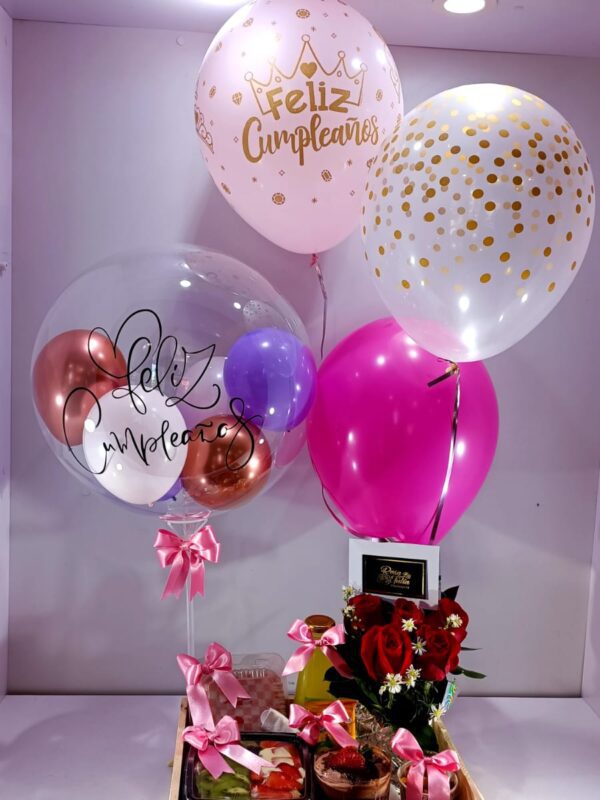 Desayuno con flores rojas