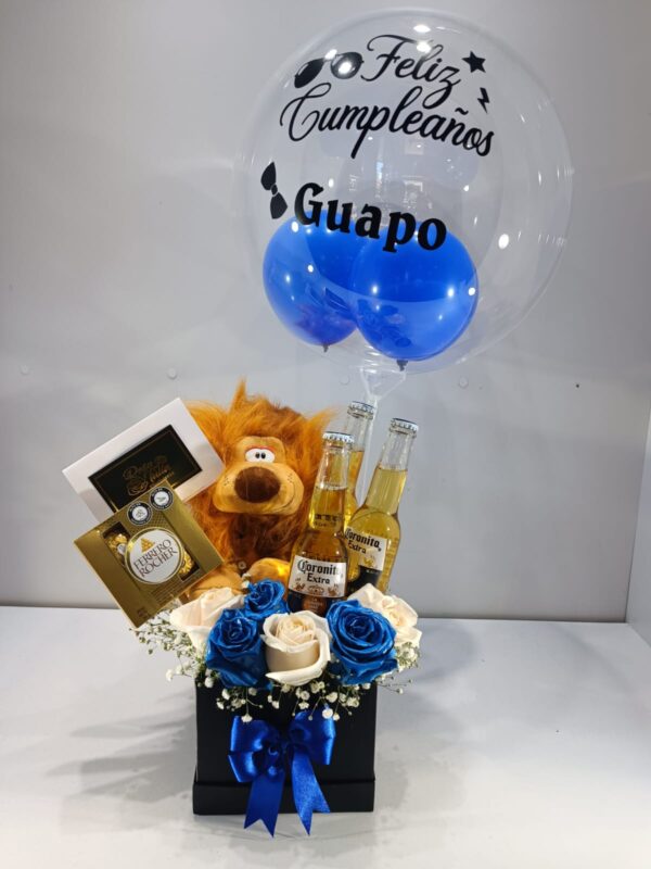 Flores con globos en caja con cerveza