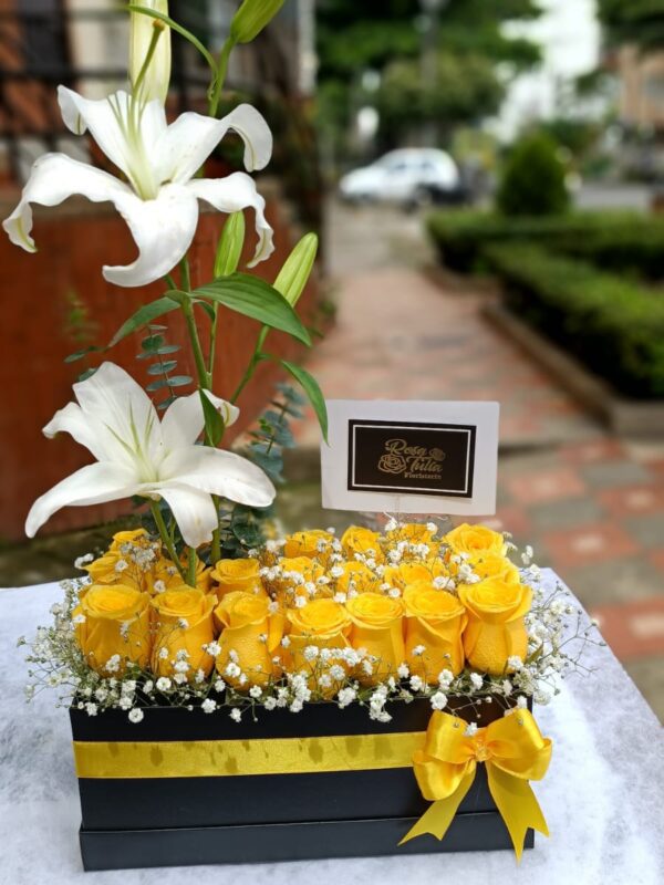 flores de regalo amarillas en caja