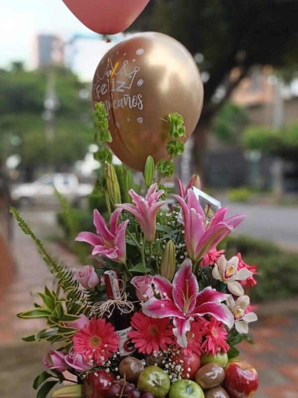 Flores con globos en caja con frutas