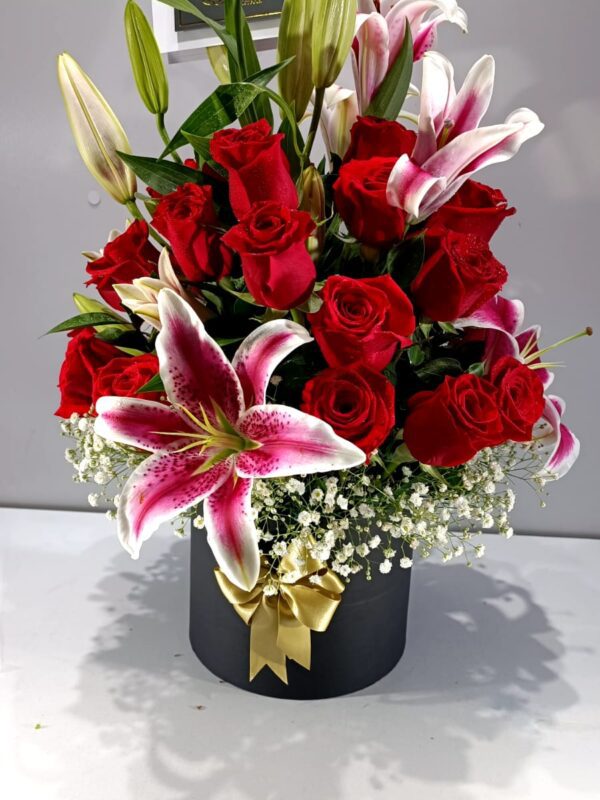 flores de regalo rojas y violeta