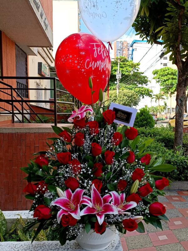 Flores rojas con globos
