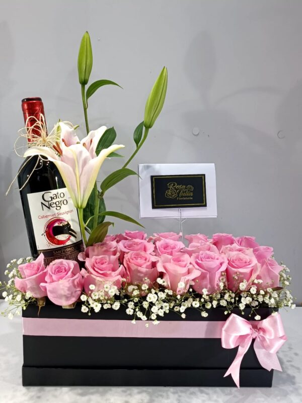flores de regalo rosa en caja con vino