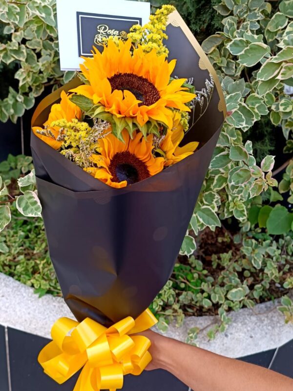 Detalle floral manual con girasoles