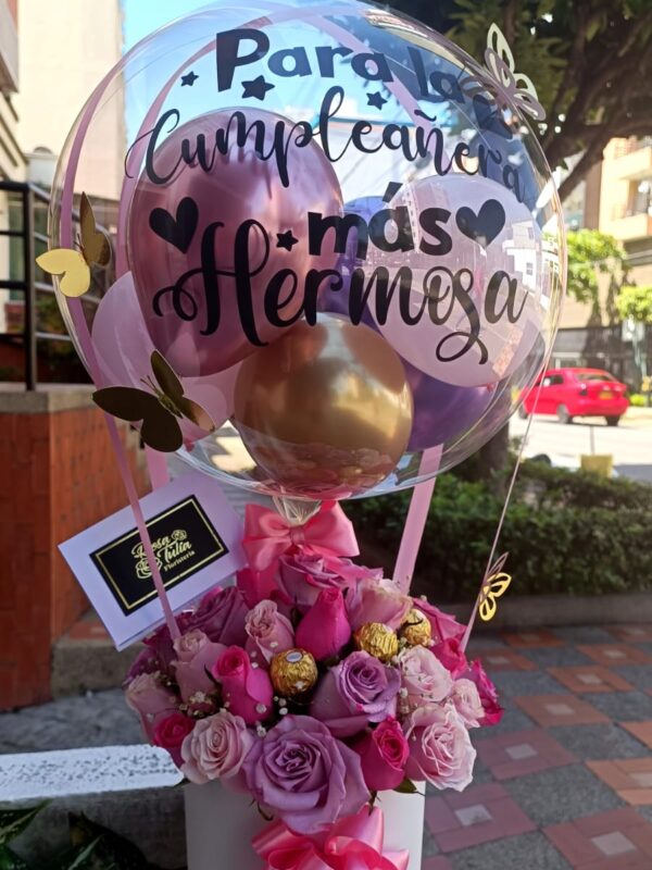 Flores con globos en caja con ferrero rocher