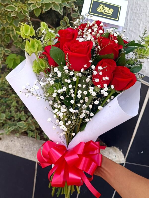 Arreglo floral manual con rosas rojas
