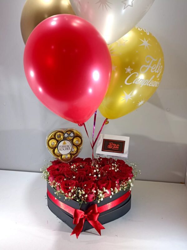 Flores con globos en caja en forma de corazón