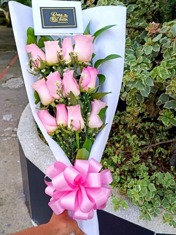 Arreglo Floral Manual Con Flores Rosadas