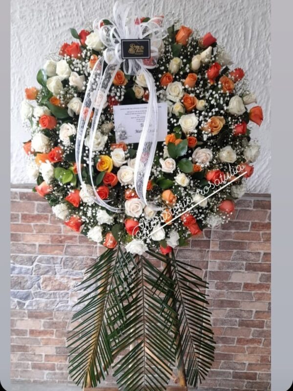 Corona fúnebre flores naranja y blanca
