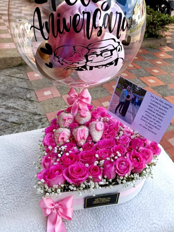 Flores con globos en caja de corazón con fresas