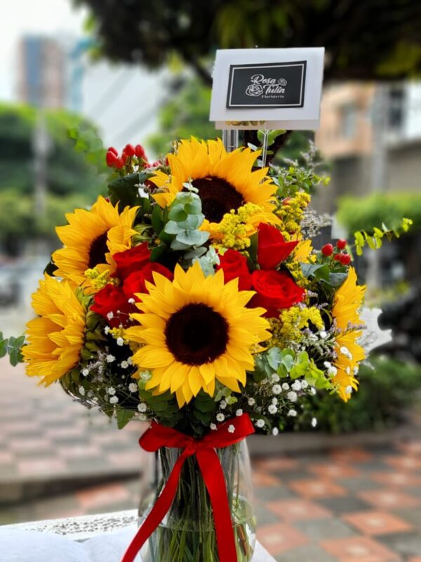 Girasoles de regalo con flores rojas