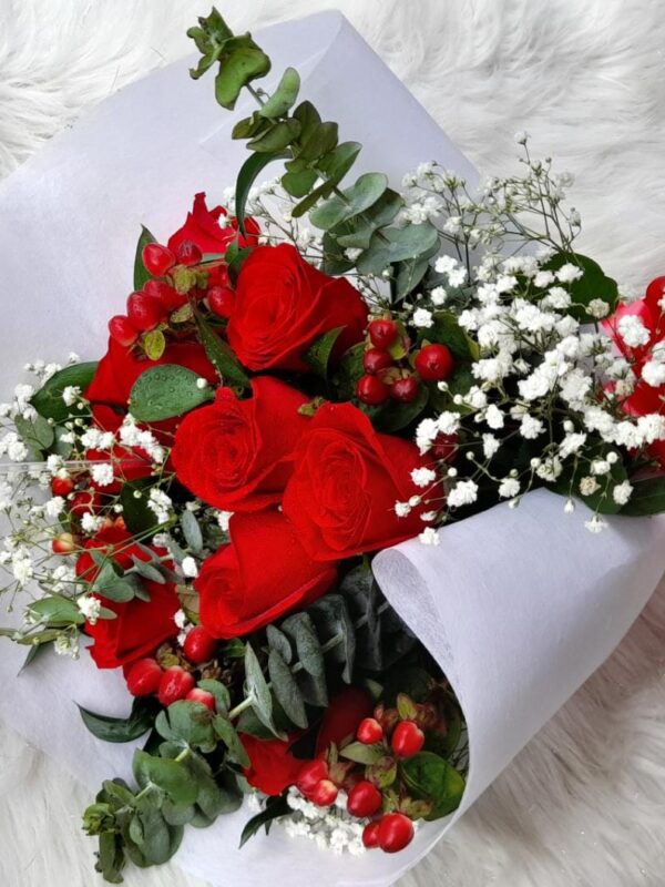 Arreglo floral manual con rosas rojas