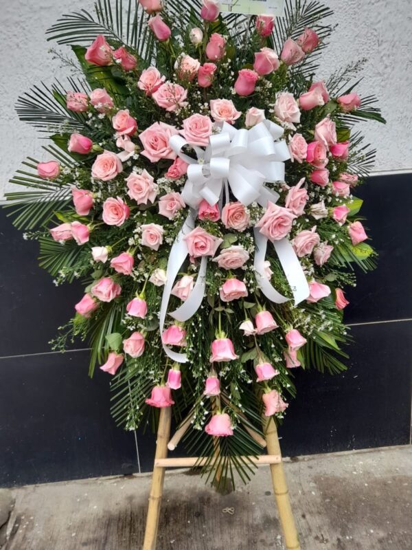 Corona fúnebre flores rosa con moño