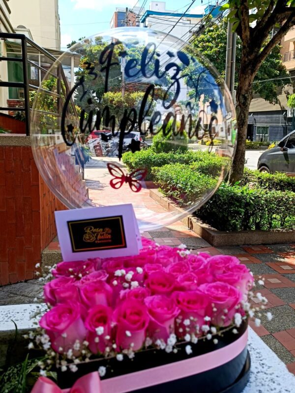 Flores con globos en caja de corazón rosado