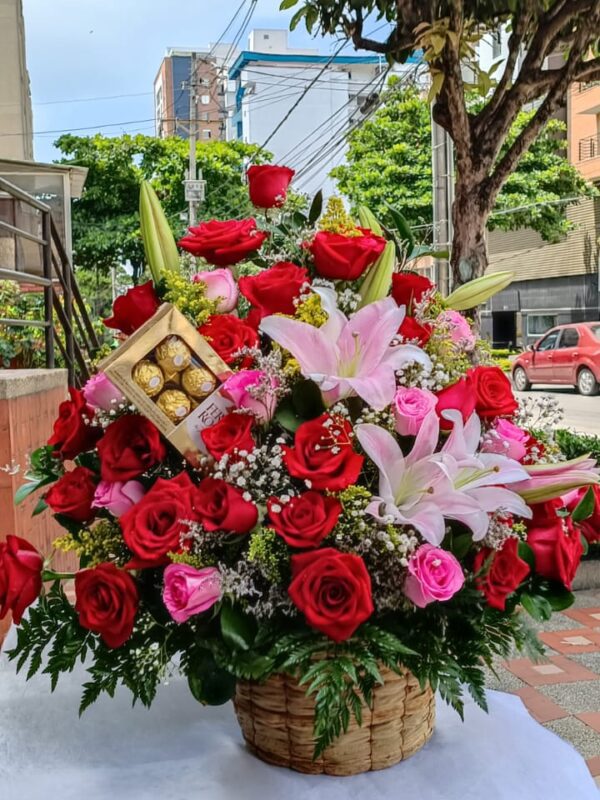 flores de regalo rojas y rosa con chocolates