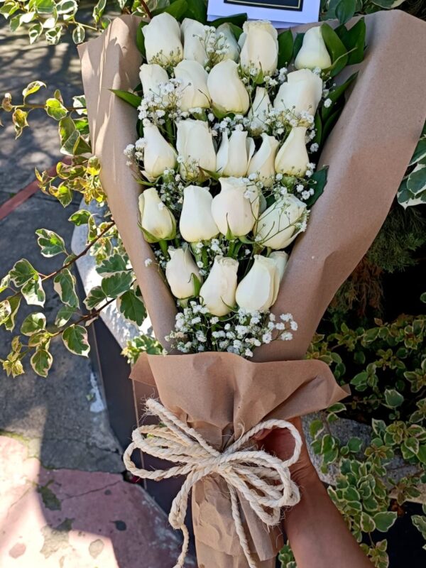 Arreglo Floral Manual Con Rosas Blancas