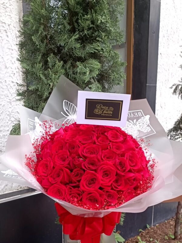 Arreglo floral manual con rosas rojas