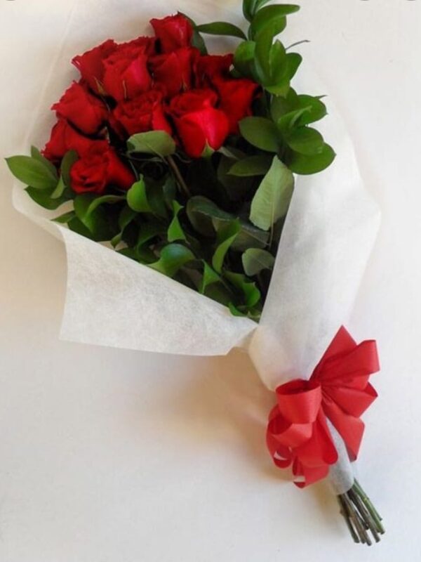 Arreglo floral manual con rosas rojas