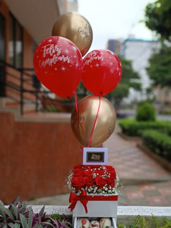Flores con globos en caja con fresas con chocolate