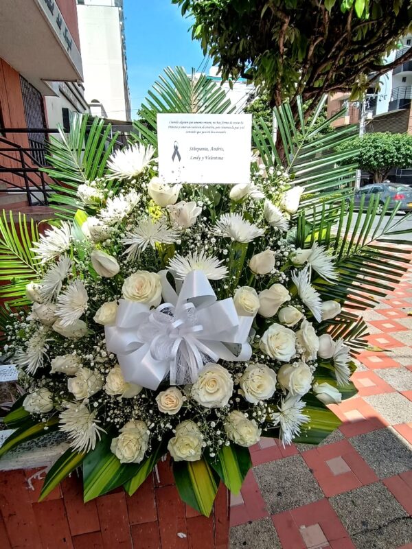 Corona fúnebre flores blancas sin base
