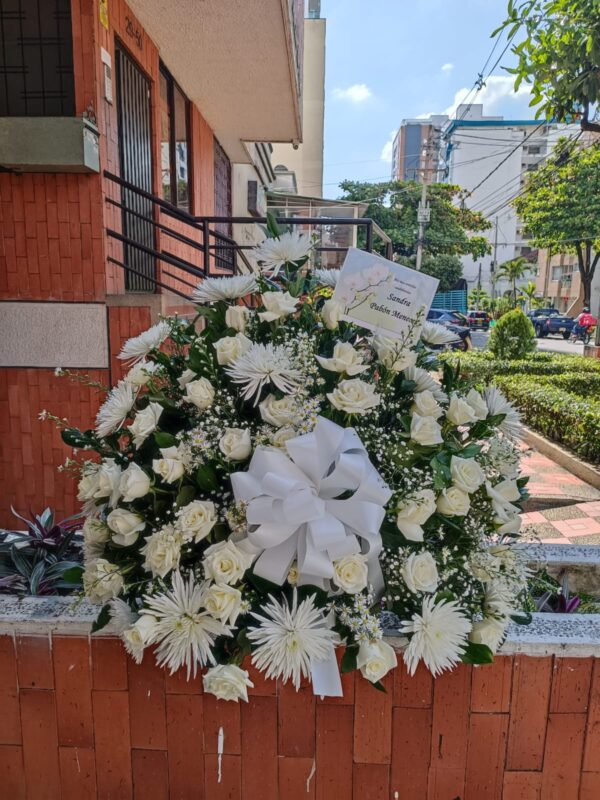 Corona fúnebre flores blancas sin base