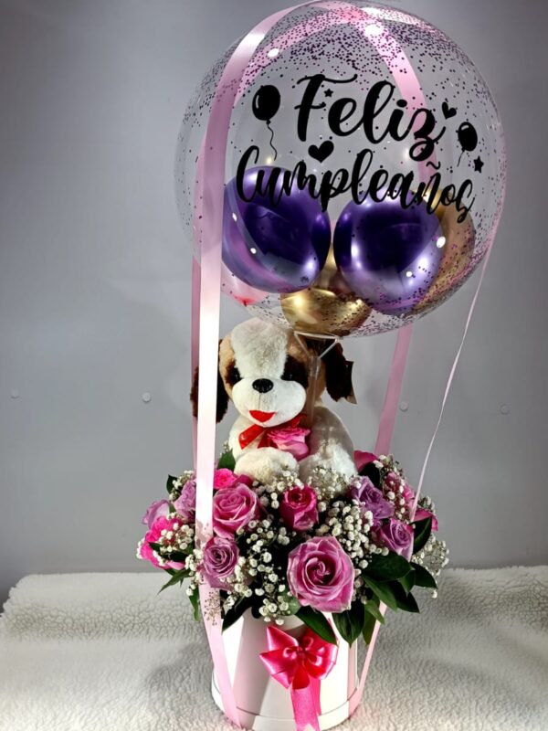 Flores con globos en caja con peluche