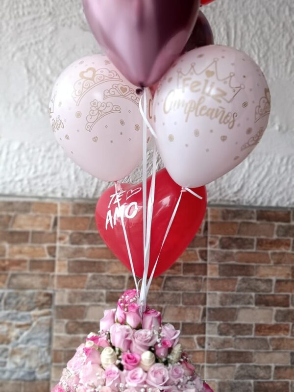 Flores con globos en caja con fresas con chocolate