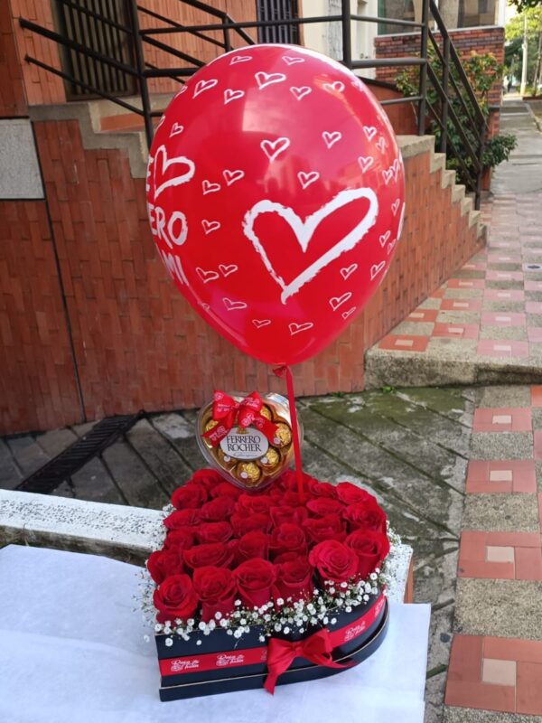 Flores con globos en caja en forma de corazón