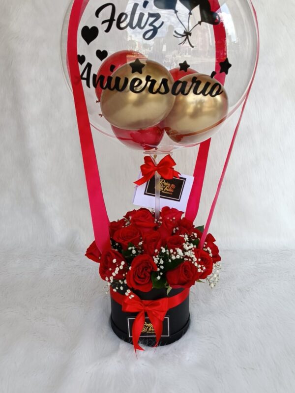 Flores rojas con globos en caja