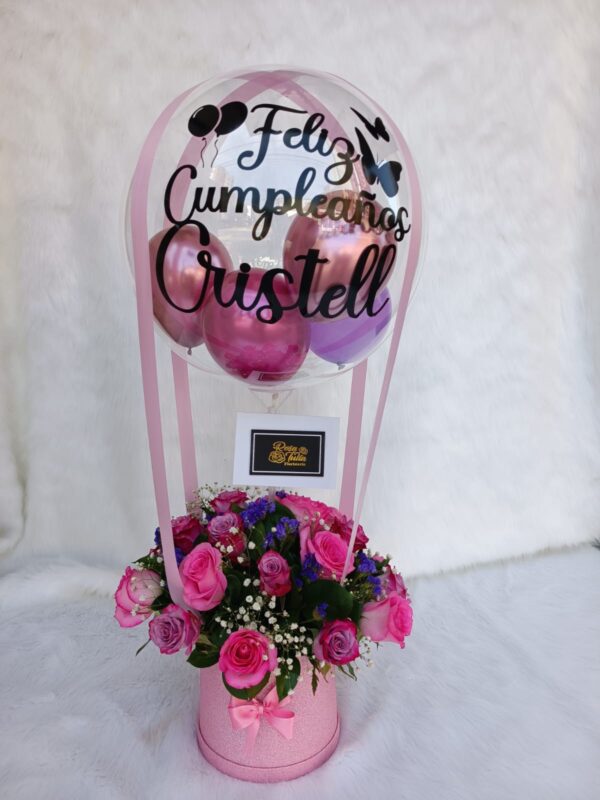 Flores rosa con globos en caja