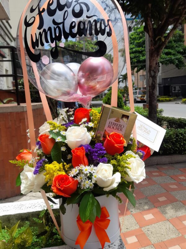 Flores con globos en caja con ferrero rocher