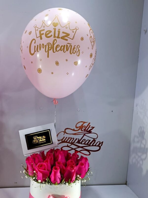 Flores rojas con globos en caja