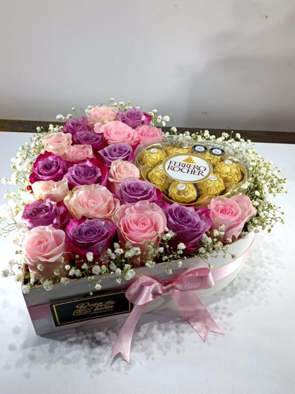flores de regalo rosa y violeta en caja