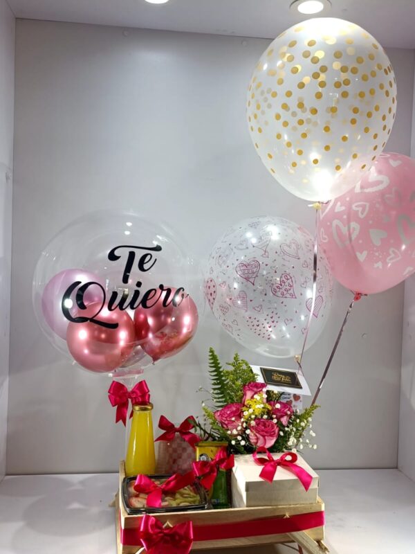 Desayuno con flores rosa