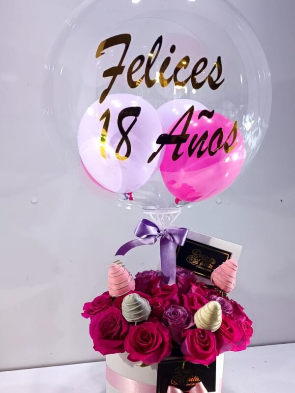 Flores con globos en caja con fresas con chocolate