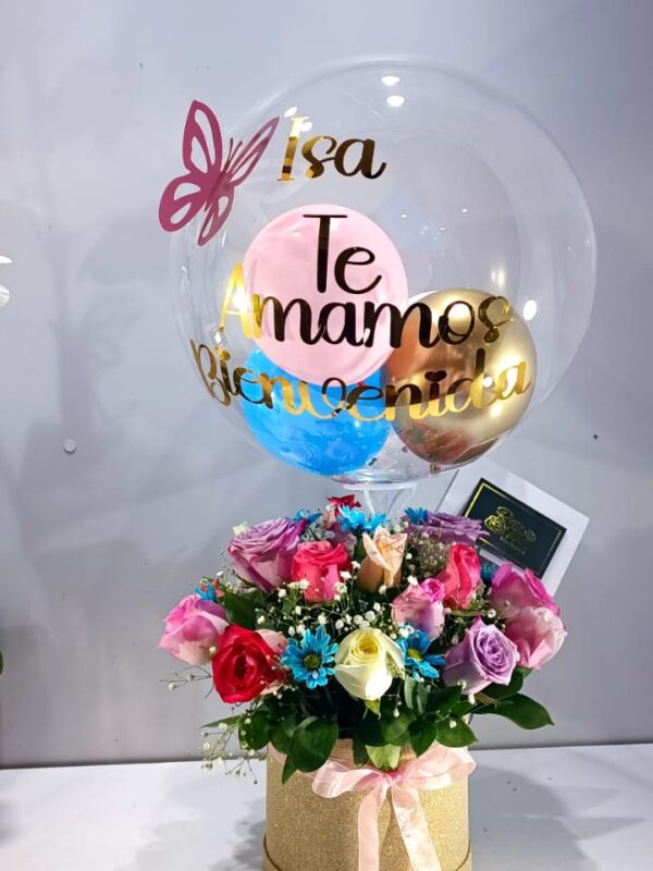 Flores de colores con globos en caja