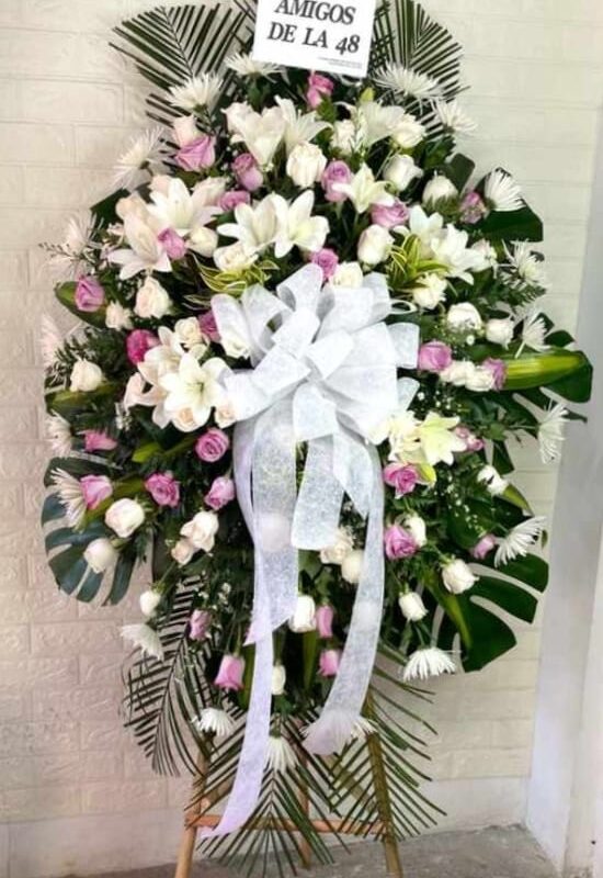 Corona fúnebre flores lila