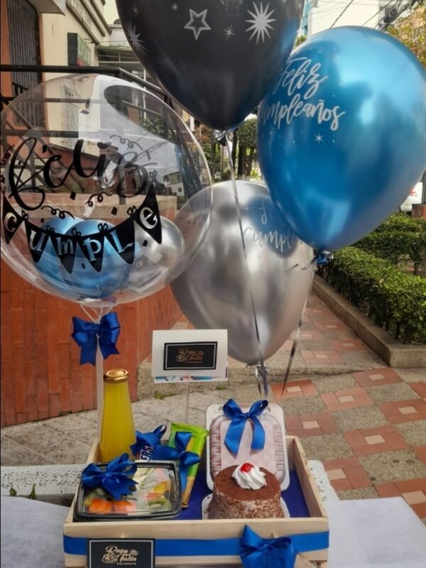 Desayuno con globos para cumpleaños