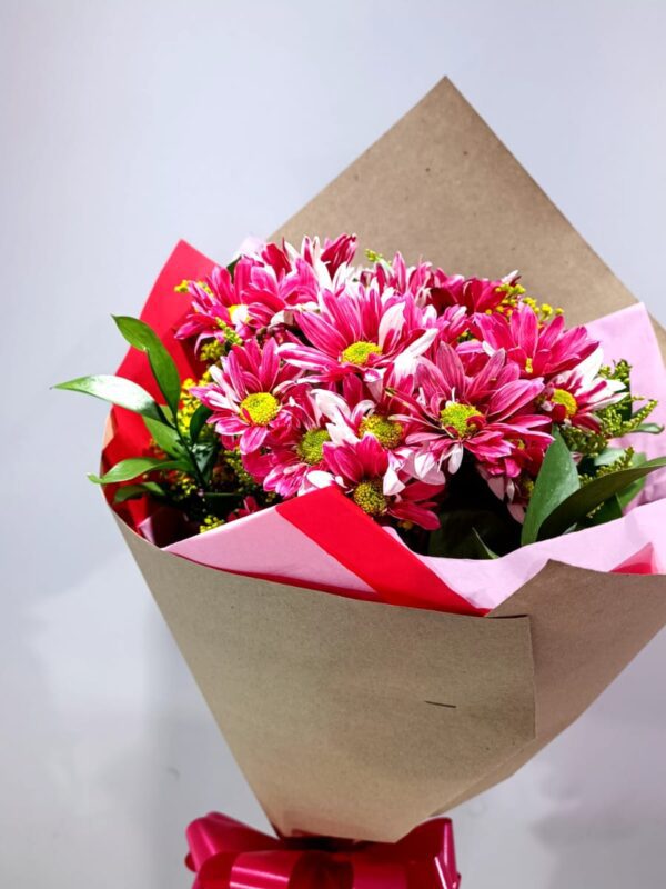 Arreglo Floral Manual Con Margaritas