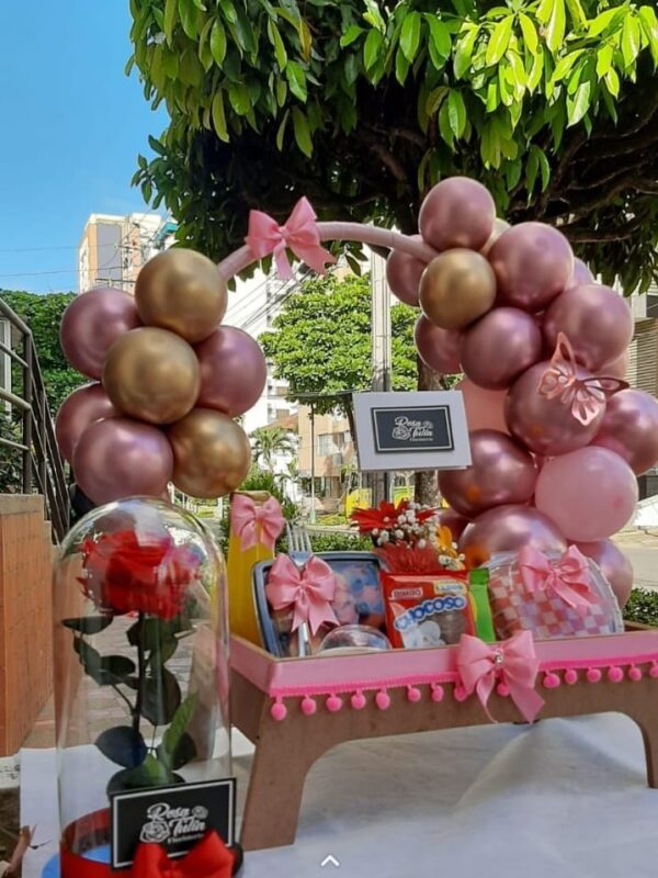 Desayuno con flores y globos metalizados