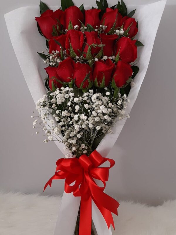 Arreglo floral manual con rosas rojas