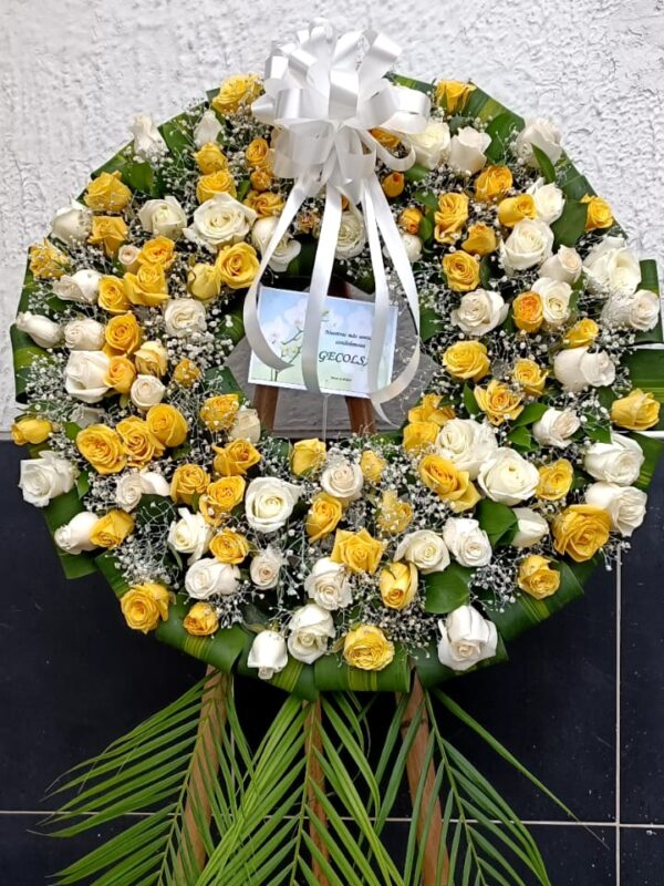 Corona fúnebre flores blancas y amarillas