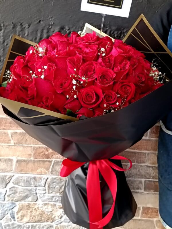 Arreglo floral manual con rosas rojas