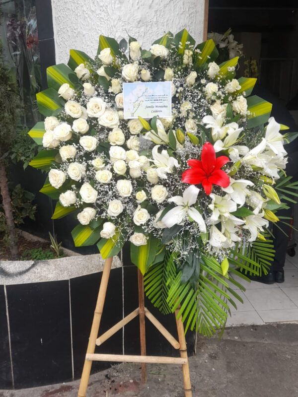 Todos los arreglos florales se entregan en la funeraria