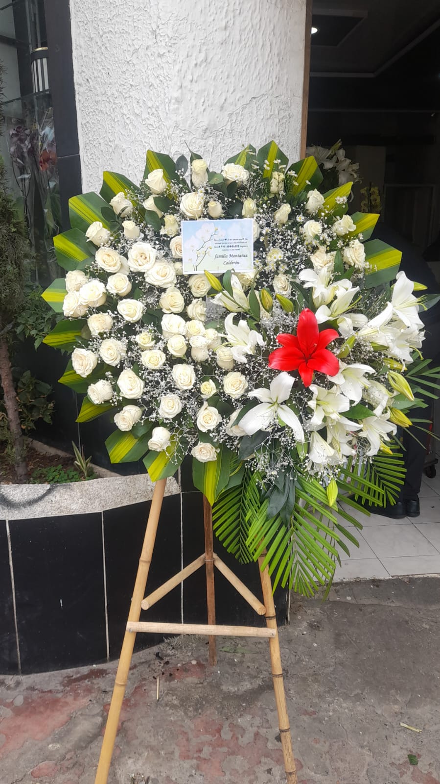 Todos los arreglos florales se entregan en la funeraria