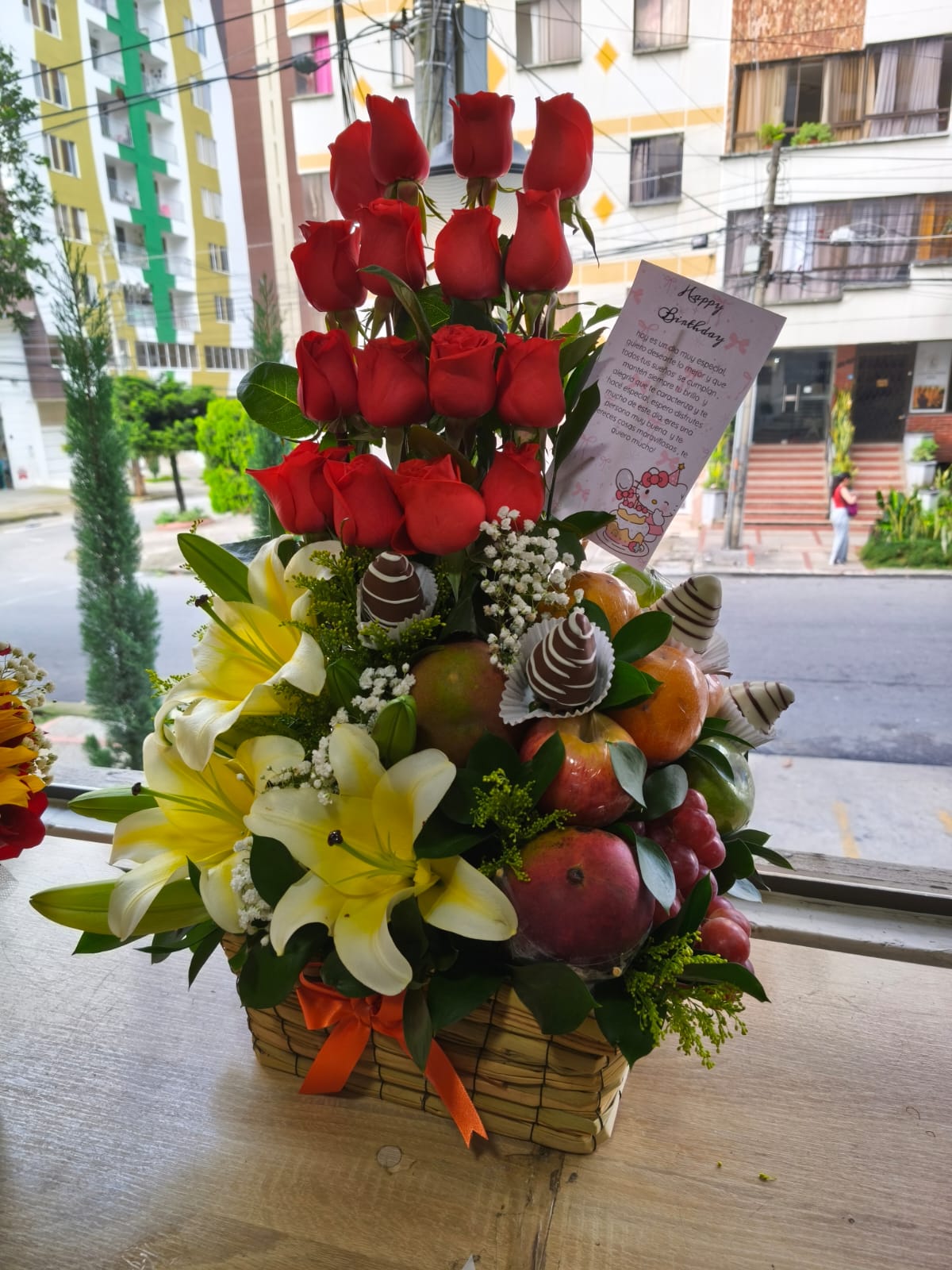 Canasta con rosas rojas, lirios, frutas y fresas con chocolate en Bucaramanga