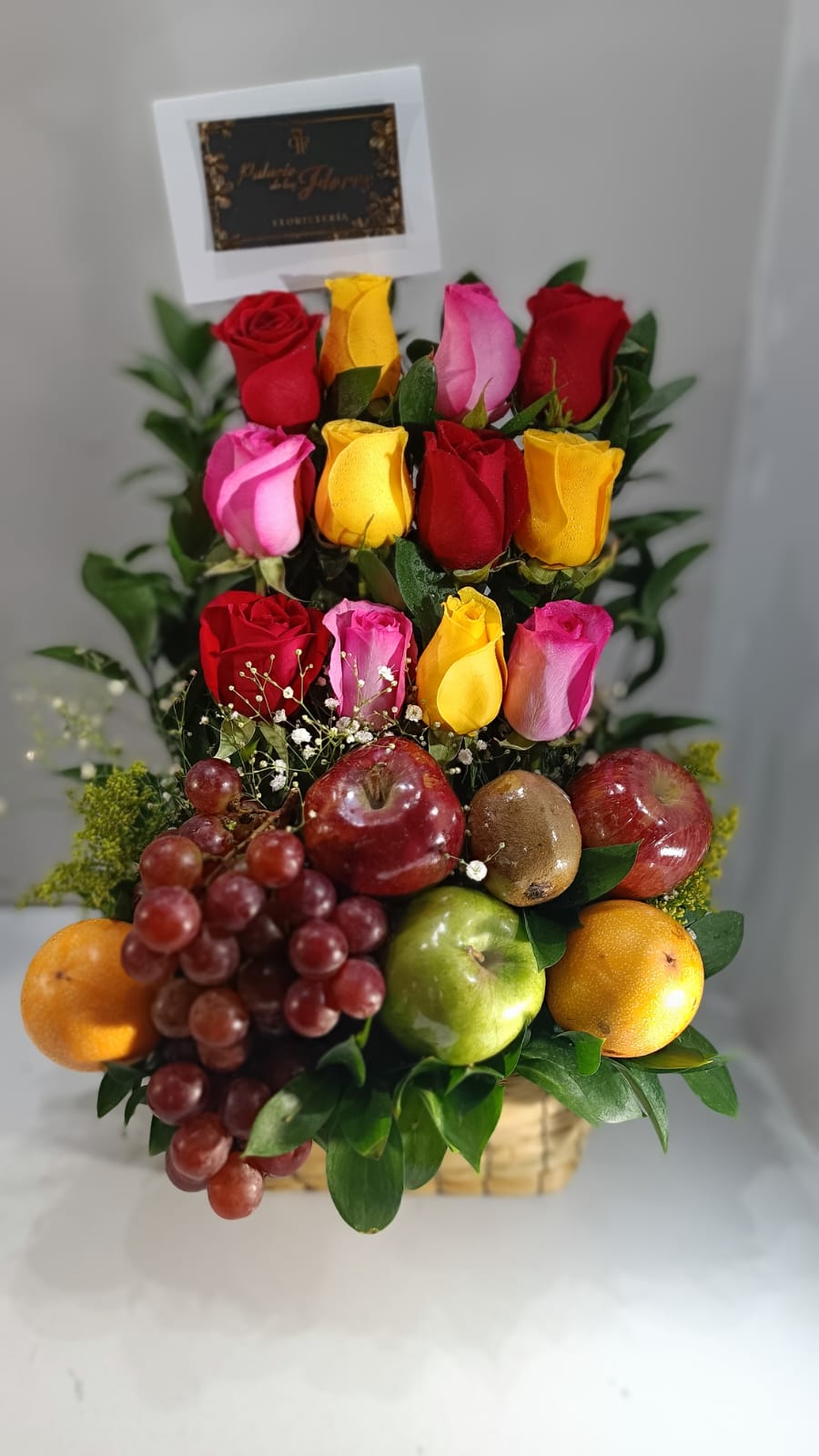 canasta de frutas con rosas de colores Bucaramanga